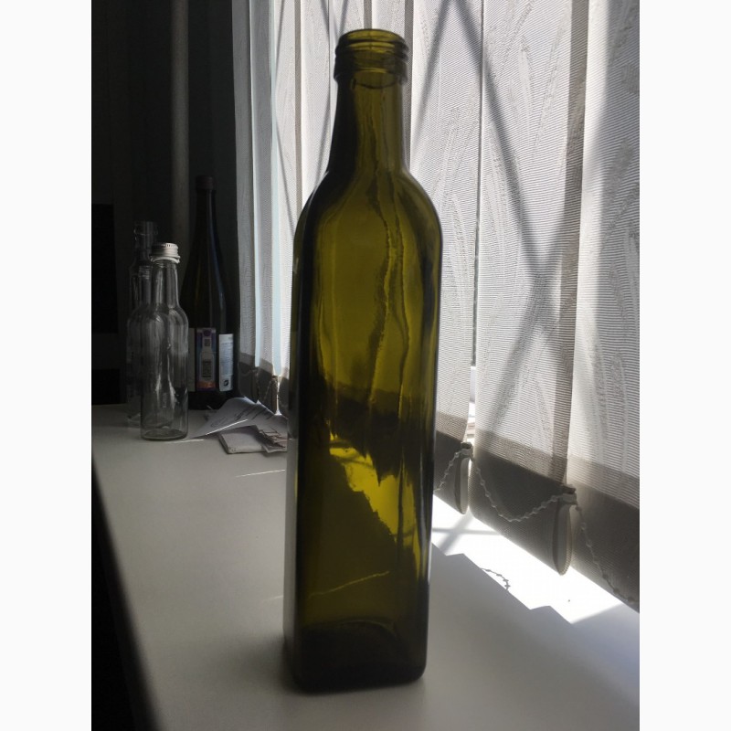 Фото 2. Стеклянная бутылка и пробка под масло