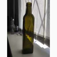 Стеклянная бутылка и пробка под масло